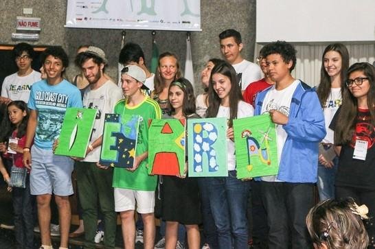 Jovens participantes de um projeto colaborativo educacional