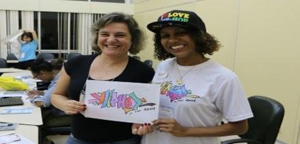 Educadoras trabalhando juntas em projeto de mídia